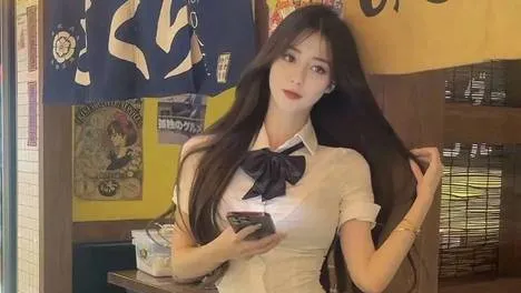 她有一米零二的大长腿，却长着一张佟丽娅的脸