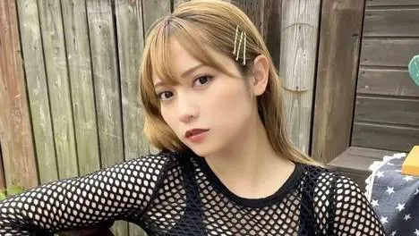 这位人间水蜜桃！身材曲线美到犯规，看一眼就挪不开视线