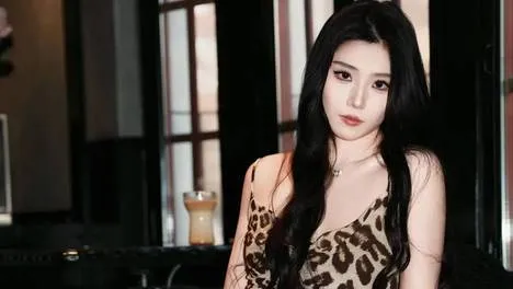 这位甜妹穿上豹纹，野性中藏着糖分超标！