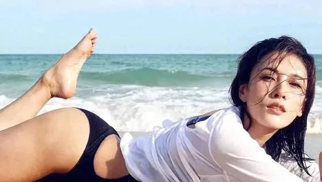 成龙的十位最美女徒弟，都拥抱爱护师傅成龙