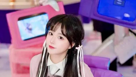 这位甜妹一笑，连空气都变得青春起来！