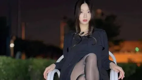 黑色西装外套 + 黑连衣裙 + 黑丝 + 黑尖头高跟鞋 + 黑蝴蝶结发饰，冷艳神秘，街头的时尚气场担当