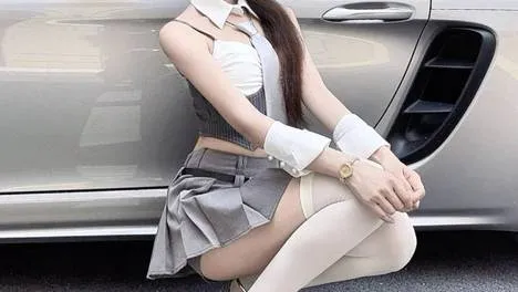 学院风上衣 + 灰百褶短裙 + 白过膝长袜 + 银尖头高跟鞋 + 兔耳发箍，俏皮青春，时尚气场担当