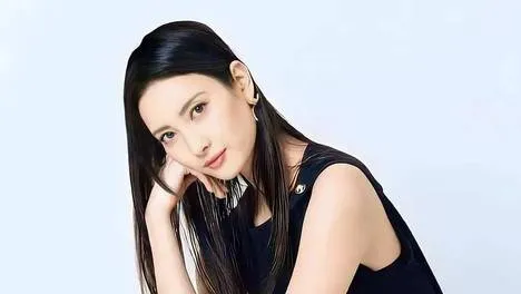 长腿天花板！菜菜绪超模身材，长腿逆天美到犯规