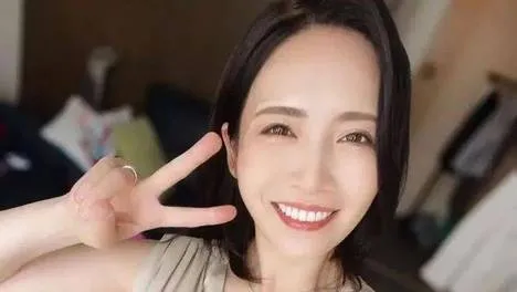 33岁的她短发一剪，整个娱乐圈都亮了！