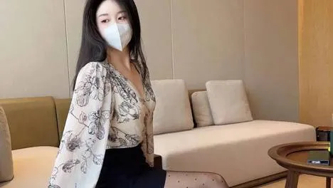 米白印花衬衫 + 黑短裙 + 波点丝袜 + 黑方扣鞋，优雅复古，都市时尚气场担当