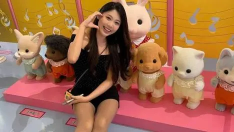 黑色波点连衣裙 + 黑色玛丽珍鞋，甜美俏皮，打造游乐园时尚焦点