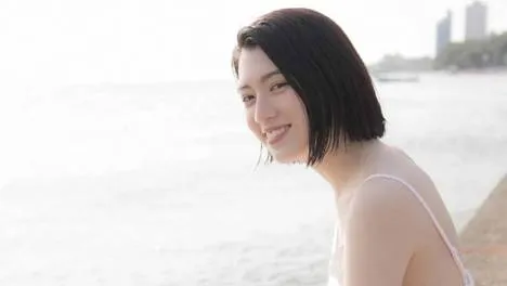 她站在那里，像一杯加了冰的茉莉清茶