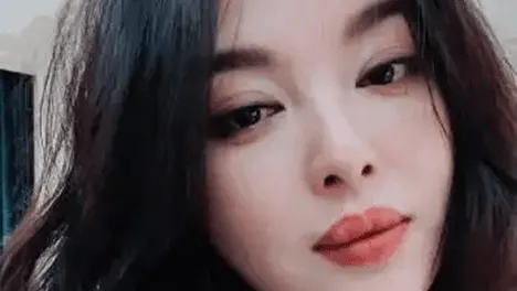 辛芷蕾没遮副乳，全网吵翻天，到底在吵什么？