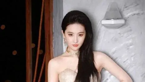 天仙姐姐刘亦菲红毯生图曝光！抬手的瞬间，真实得让人心疼...