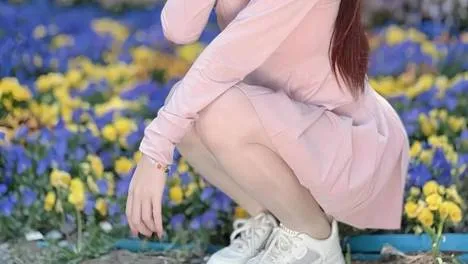 粉色运动套装 + 白色运动鞋，活力甜美，户外时尚新风尚