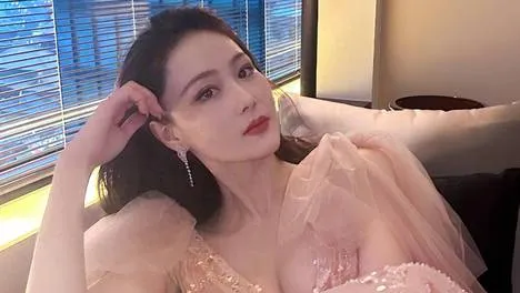 张馨予，胸部呼之欲出，前凸后翘！真性感！