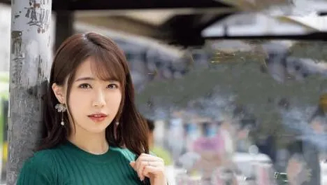 她三十三岁才走上舞台，却美得像一壶刚温好的清酒